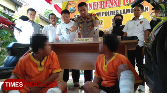 Kapolres Lamongan, AKBP Feby DP Hutagalung memegang kunci T milik tersngka dalam rilis di Polres Lamomgan, Rabu (26/6/2019). (FOTO: MFA Rohmatillah/TIMES Indonesia)