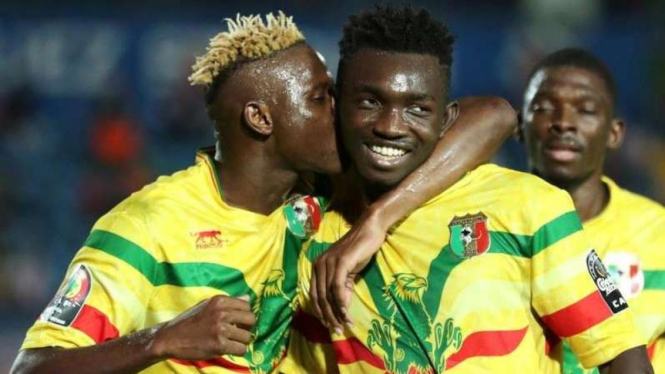 Para pemain Timnas Mali merayakan gol Adama Traore (21)