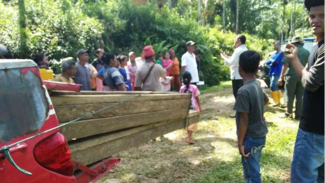 Massa mengadang petugas BKSDA yang mengamankan kayu meranti di Sumatera Barat.