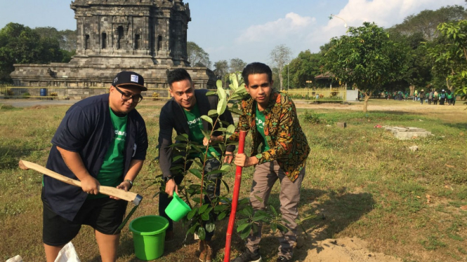 Tanam pohon di kawasan Candi