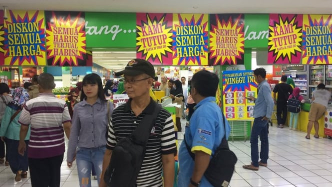 Beragam diskon diberikan kepada pembeli di enam gerai Giant yang akan segera ditutup di Jakarta. - BBC INDONESIA