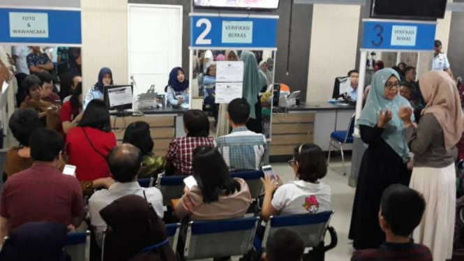 Suasana pelayanan kepada pemohon di Kantor Imigrasi Tanjung Perak Surabaya, Jawa Timur.