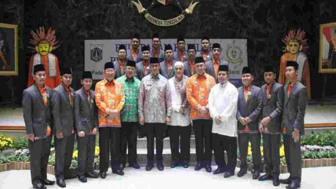 Gubernur DKI Jakarta Anies Baswedan bersama kafilah MTQ DKI Jakarta