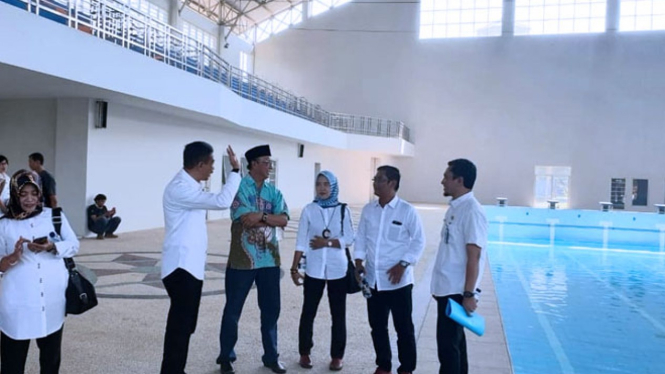 Dewan saat melakukan sidak kolam renang internasional Kanjuruhan. (foto: Istimewa)