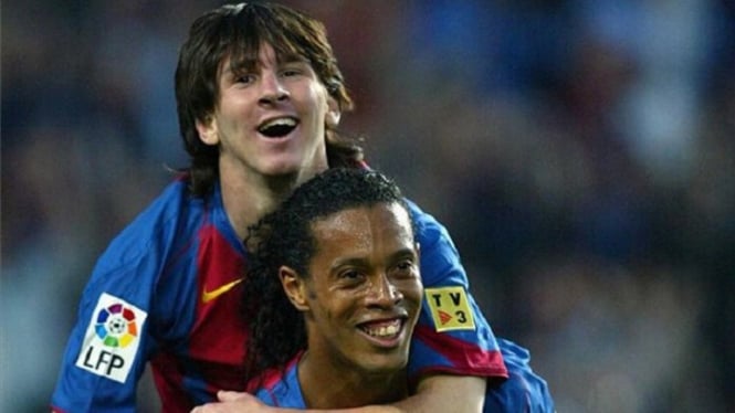 Messi dan Ronaldinho saat masih sama-sama di Barcelona