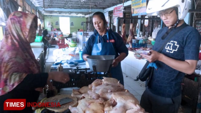 Sunarti, salah satu penjual daging ayam potong di Pasar Sayur Magetan sedang melayani pembeli. (FOTO: Aditya Candra/Times Indonesia)