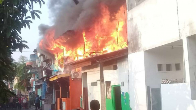 15 rumah di Jalan Jelambar Timur, Grogol Petamburan hangus terbakar.