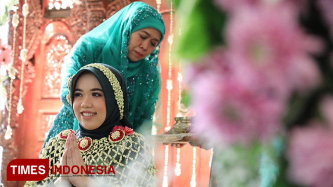 Suasana prosesi siraman pernikahan anak pertama Gubernur Jawa Timur, Dra. Hj Khofifah Indah Parawansa. Jumat (28/6/2019). (FOTO: Nasrullah/TIMES Indonesia)