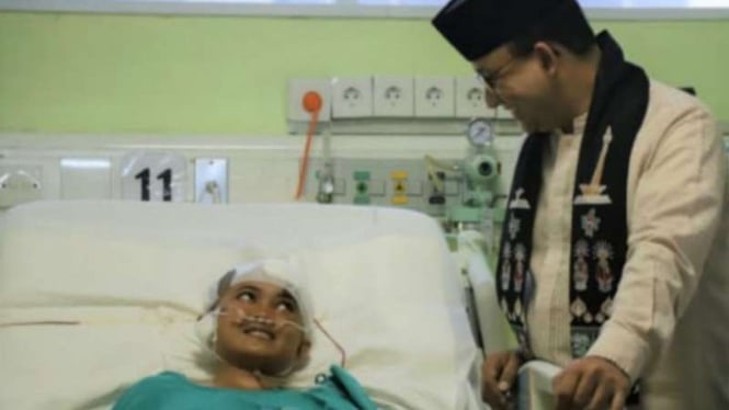 Gubernur DKI Jakarta Anies Baswedan mengunjungi petugas PPSU korban kecelakaan.