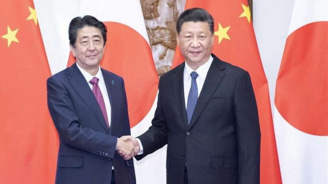 Perdana Menteri Jepang Shinzo Abe dan Presiden China Xi Jinping di KTT G-20