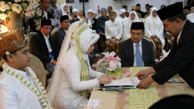 Akad nikah putri Khofifah disaksikan Wapres Jusuf Kalla di Surabaya, Jawa Timur, pada Jumat, 28 Juni 2019.