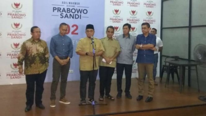 Lima sekjen Partai Koalisi Adil dan Makmur menggelar konferensi pers.