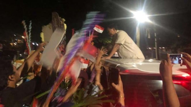 Prabowo Subianto menyalami para pendukungnya, Jumat, 28 Juni 2019.