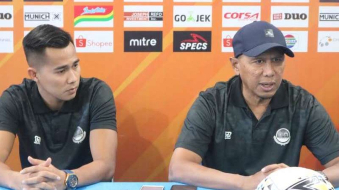 Pelatih Tira Persikabo, Rahmad Darmawan (kanan).