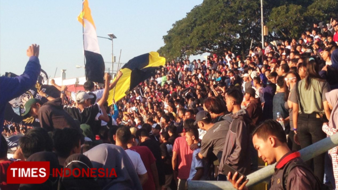 Masyarakat pecinta bola Madiun memadati stadion Wilis Kota Madiun saat pertandingan PSM. (FOTO: M Al Zein/TIMES Indonesia)