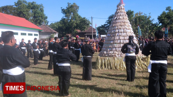 Gunungan manco memeriahkan festival di Tambakmas, Kebonsari, Kabupaten Madiun. (FOTO: M Al Zein/TIMES Indonesia)