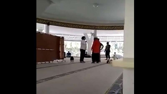 Video wanita membawa anjing mengamuk di dalam masjid di Sentul City