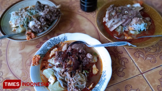 Campor Tolang makan Khas Madura yang dijual  di Jalan Dirgayu Gang 1 Kelurahan Bugih, Pamekasan. (Foto: Akhmad Syafi"i/TIMES Indonesia)