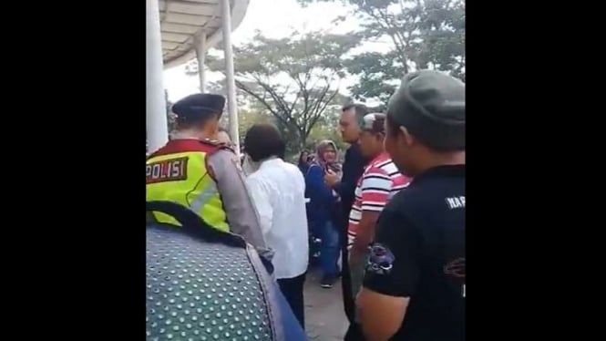 Wanita yang mengamuk di Masjid Al Munawaroh Sentul City