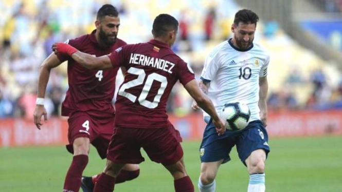Kapten Tim Nasional Argentina, Lionel Messi, dalam laga melawan Venezuela