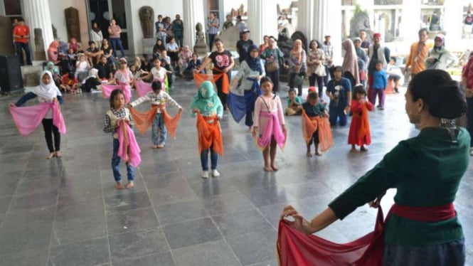 Anak-anak belajar menari di Meseum Nasional, Jakarta.