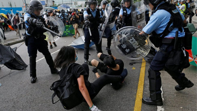 Bentrok polisi dan pengunjuk rasa di Hong Kong diperkirakan terus berlangsung. - Reuters