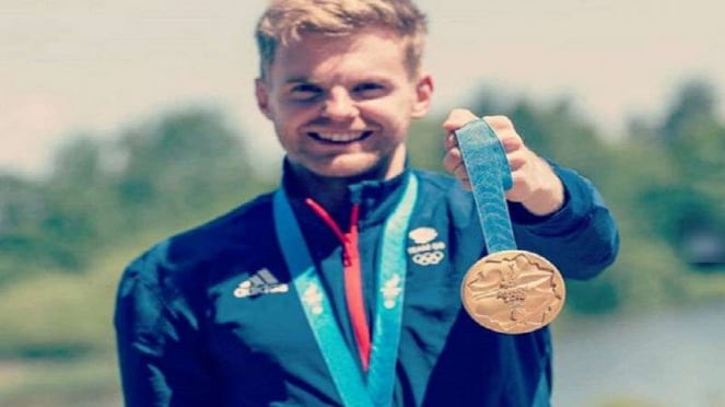 Marcus Ellis perlihatkan medali emas European Games 2019.