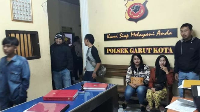 Sejumlah warga melapor ke kantor polisi, mengaku kecopetan saat menonton konser grup musik Slank di Lapangan Markas Korem 062/Tarumanegara, Kabupaten Garut, Jawa Barat, Minggu, 30 Juni 2019.