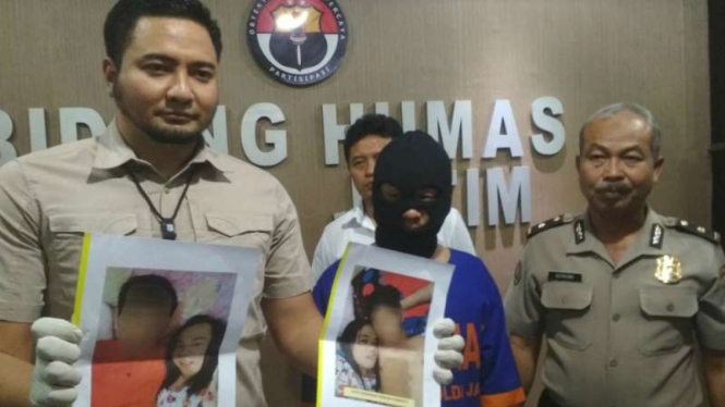 Tersangka pelaku sodomi berinisial PRW dan barang bukti diperlihatkan oleh polisi di Markas Kepolisian Daerah Jawa Timur, Surabaya, Senin, 1 Juli 2019.