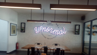 Bedanya Nongkrong di Warunk Upnormal dengan Upnormal Coffee Roasters