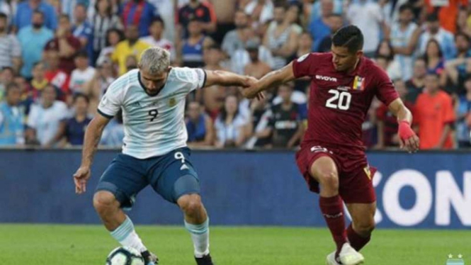 Penyerang Argentina, Sergio Aguero (kiri).