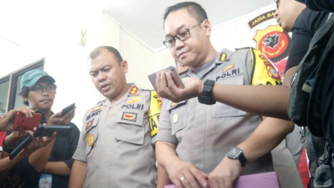 Polisi memperlihatkan barang bukti perkara penistaan agama oleh seorang wanita bernama Suzethe Margaret dalam konferensi pers di Markas Polres Bogor, Selasa, 2 Juli 2019.
