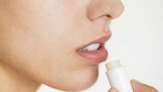 Bukan Hanya untuk Gaya, Ini Alasan Kenapa Kamu Harus Pakai Lip Balm Setiap Hari