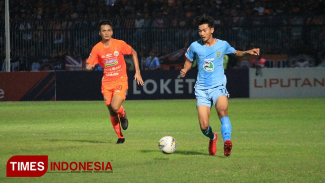 Salah satu penampilan Malik Tisaldi saat memperkuat Persela Lamongan di Liga 1 2019. (FOTO: MFA Rohmatillah/TIMES Indonesia)