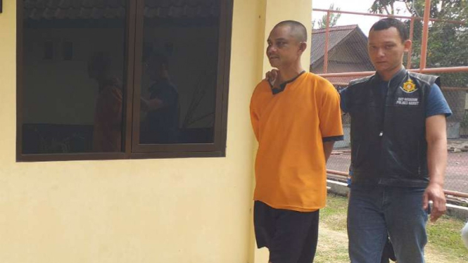 Polisi memeriksa seorang pria tersangka pencabul anak kandungnya di Markas Polsek Malangbong, Kepolisian Resor Garut, Jawa Barat, Selasa, 2 Juli 2019.