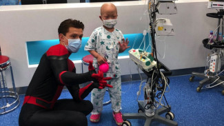 Kenakan Kostum Spider-Man, Tom Holland Sambangi Rumah Sakit di Korsel