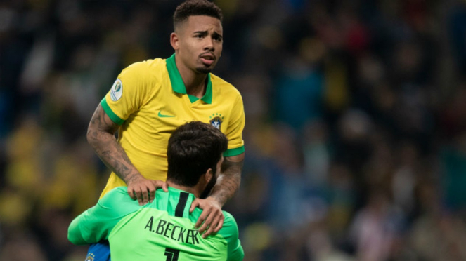 Striker Brasil, Gabriel Jesus, melakukan selebrasi bersama Alisson Becker