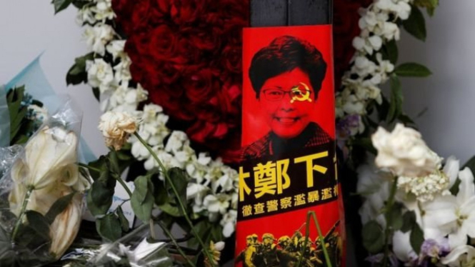 Pengunjuk rasa memandang Lam tunduk pada perintah Beijing.-Reuters