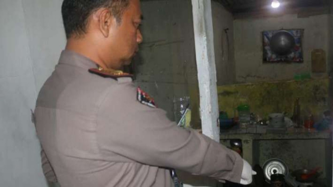 Polisi menunjukkan lokasi penemuan jasad Fira Anggela Nuhidayat di Bogor.