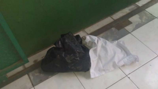 Sesosok mayat bayi perempuan ditemukan di dalam bungkus plastik hitam di teras depan gedung Majelis Ta'lim Nurul Hikmah kawasan Bulak Barat, Kecamatan Cipayung, Depok, Jawa Barat, Rabu pagi, 3 Juli 2019.