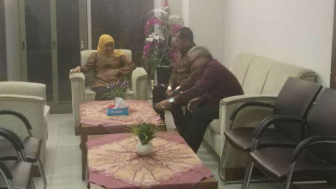 Gubernur Jawa Timur Khofifah Indar Parawansa di ruang tunggu Pengadilan Tipikor 
