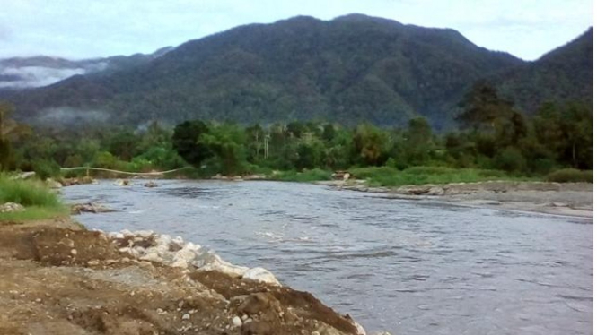 Sungai Lariang yang mengalir di Lembah Bada