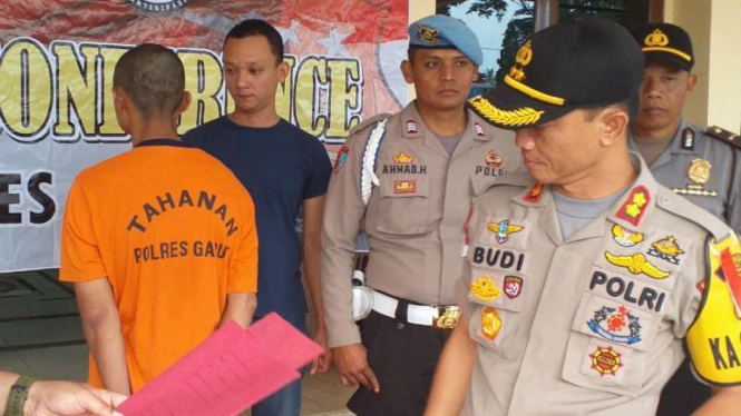 Polisi memeriksa seorang pria tersangka pencabul anak kandungnya di Markas Polsek Malangbong, Kepolisian Resor Garut, Jawa Barat, Selasa, 2 Juli 2019.