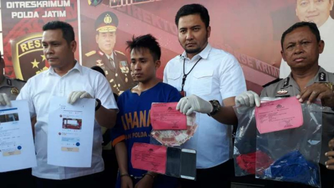 Tersangka NH dan barang bukti diperlihatkan polisi di Markas Polda Jatim di Surabaya pada Rabu, 3 Juli 2019.