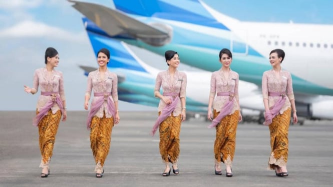 Pramugari Garuda Indonesia kenakan Kebaya.