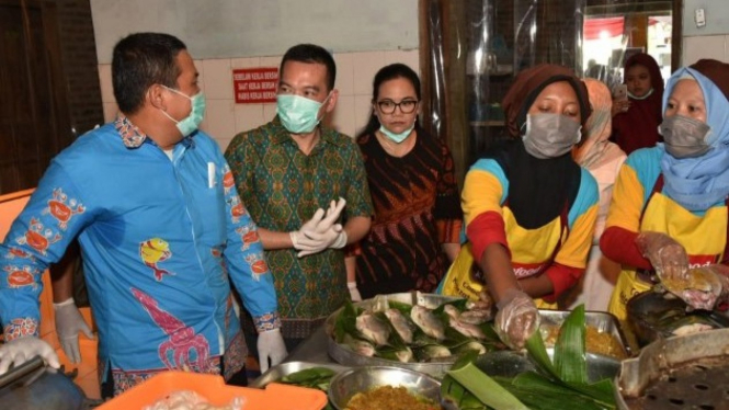 Wakil Ketua Komisi IV DPR RI Daniel Johan mengunjungi Usaha Dagang (UD) Putri Laut, Tambakrejo, Gayamsari, Kota Semarang, Jawa Tengah.