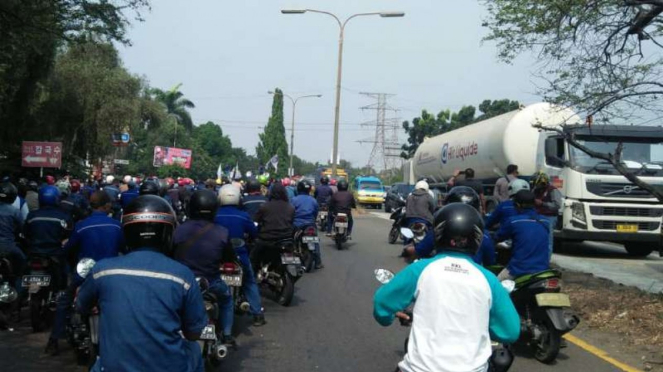 Aksi hari kedua ribuan buruh PT Krakatau Steel (KS) untuk menolak PHK massal.
