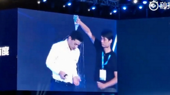 Chief Executive Officer Baidu, Robin Li Yanhong disiram air saat presentasi.