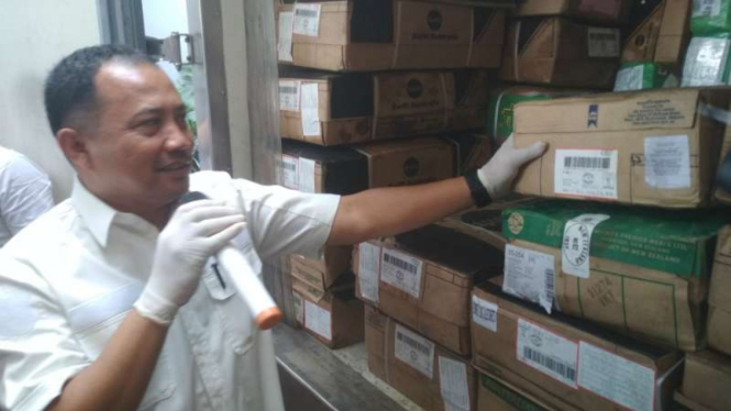 Polisi menunjukkan barang bukti daging sapi yang dijual tersangka SRW di Markas Polda Jatim di Surabaya pada Kamis, 4 Juli 2019.