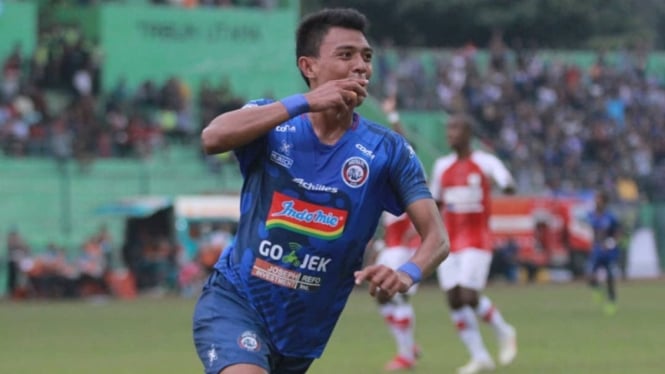 Striker Arema FC, Dedik Setiawan melakukan selebrasi usai mencetak gol.